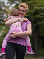 jogging madre lleva hija pequeña foto