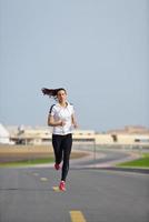 mujer corriendo por la mañana foto