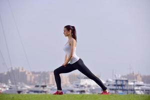 joven hermosa mujer corriendo en la mañana foto