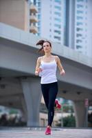 mujer corriendo por la mañana foto