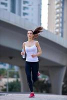 mujer corriendo por la mañana foto