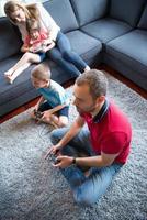 familia feliz jugando un videojuego foto