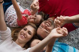 familia feliz tirada en el suelo foto