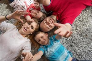 familia feliz tirada en el suelo foto