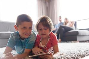 pareja pasando tiempo con niños foto