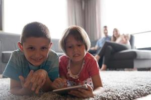 pareja pasando tiempo con niños foto