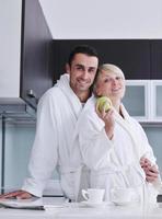 una pareja joven se divierte en la cocina moderna foto