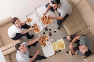 tiempo de pizza un grupo de personas foto