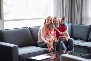 feliz pareja joven pasando tiempo con los niños foto