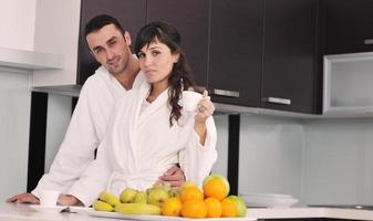 una pareja joven se divierte en la cocina moderna foto