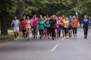 mujer musulmana con su equipo de corredores trotando foto