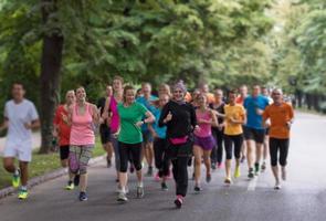 mujer musulmana con su equipo de corredores trotando foto