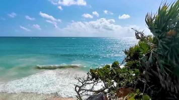 antiche rovine di tulum sito maya tempio piramidi manufatti vista sul mare messico. video