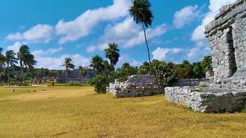 tulum quintana roo messico 2022 antiche rovine di tulum sito maya tempio piramidi manufatti paesaggio marino messico. video