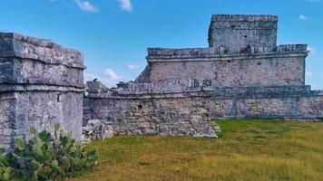 antigo tulum ruínas local maia templo pirâmides artefatos marinha méxico. video