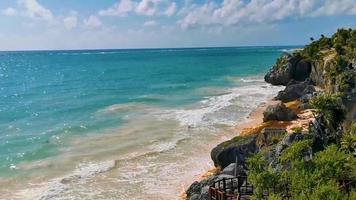 antiche rovine di tulum sito maya tempio piramidi manufatti vista sul mare messico. video