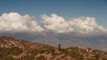 nuvens de lapso de tempo agitam-se sobre uma cadeia de montanhas. video