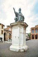 rimini, emilia romagna, italia, 2022 - estatua de paul v en la plaza cavour foto