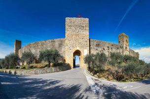 el castillo de monteriggioni con su propia puerta de entrada