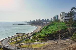 vista de la costanera de lima, capital de perú foto