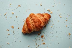 sabroso croissant para el desayuno, comida francesa foto