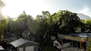 regen met zonneschijn video