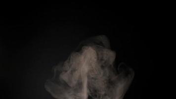 câmera lenta de fumaça branca, neblina, névoa, vapor em um fundo preto.