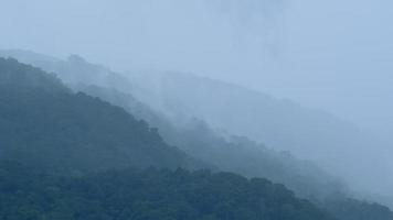 Zeitraffer von flauschigem Nebel und Wolken, die sich an einem regnerischen Tag reibungslos bewegen. video