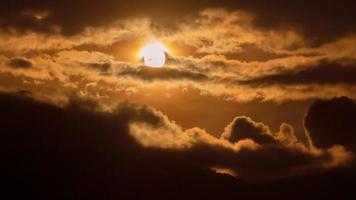 Zeitraffer der majestätischen Sonnenuntergangs- oder Sonnenaufgangslandschaft schöne Wolken- und Himmelsnaturlandschaftsszene. video