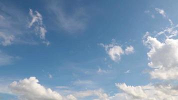 ciel bleu avec nuages timelapse video