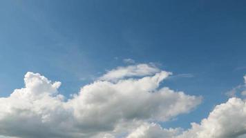 lucht time-lapse, blauw lucht wit wolken video