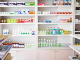 tienda de farmacia con medicamentos borrosos dispuestos en estantes foto