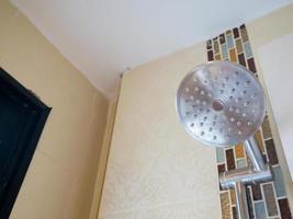 cabezal de ducha en el baño foto