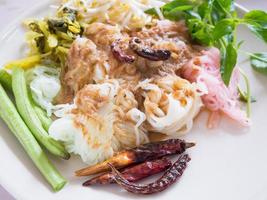 Fideos de arroz tailandés con curry y verduras foto
