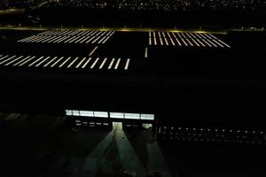 vista aérea nocturna de las autopistas británicas con tráfico y carreteras iluminadas. imágenes de carreteras tomadas con la cámara de un dron sobre milton keynes y autopistas de inglaterra en la noche oscura foto