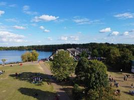 hermosa vista aérea del hermoso lago en milton keynes inglaterra reino unido foto