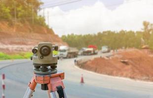 sitio de construcción de carreteras, instrumento de teodolito para la construcción de carreteras foto