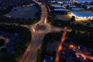 vista aérea nocturna de las autopistas británicas con carreteras iluminadas y tráfico foto