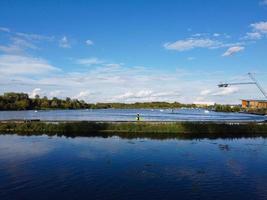 hermosa vista aérea del hermoso lago en milton keynes inglaterra reino unido foto