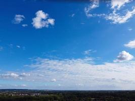 hermosas nubes y cielo azul foto