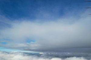 la vista aérea más hermosa de las nubes en la mañana foto