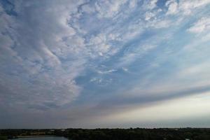 vista de ángulo alto de nubes en movimiento rápido foto