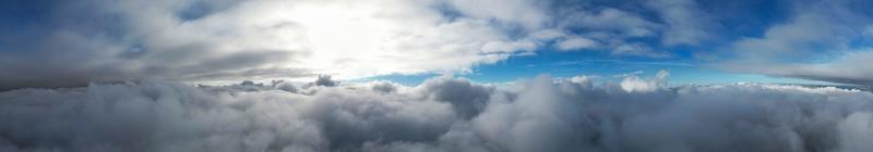 la vista aérea más hermosa de las nubes en la mañana foto