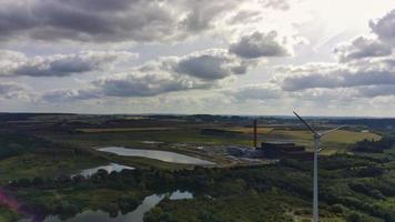 energía renovable de la turbina de viento del molino de viento y el lago en el campo de Inglaterra Reino Unido, vista aérea de ángulo alto de las imágenes de drones foto