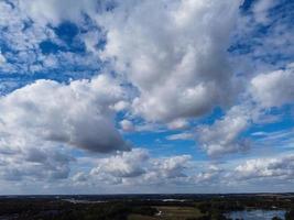 hermosas nubes y cielo azul foto