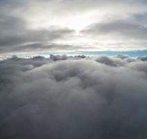 la vista aérea más hermosa de las nubes en la mañana foto