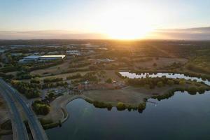 hermosa vista aérea del hermoso lago en milton keynes inglaterra reino unido foto