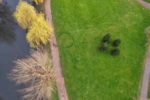 Vista aérea de imágenes en ángulo alto del parque público de Wardown en la ciudad de Luton, Inglaterra, Reino Unido foto