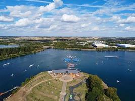 hermosa vista del lago en milton keynes inglaterra reino unido foto