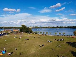 hermosa vista aérea del hermoso lago en milton keynes inglaterra reino unido foto